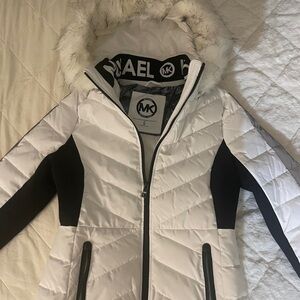 Michael Kors puffers White and Black Jacket size small ( Like a new)